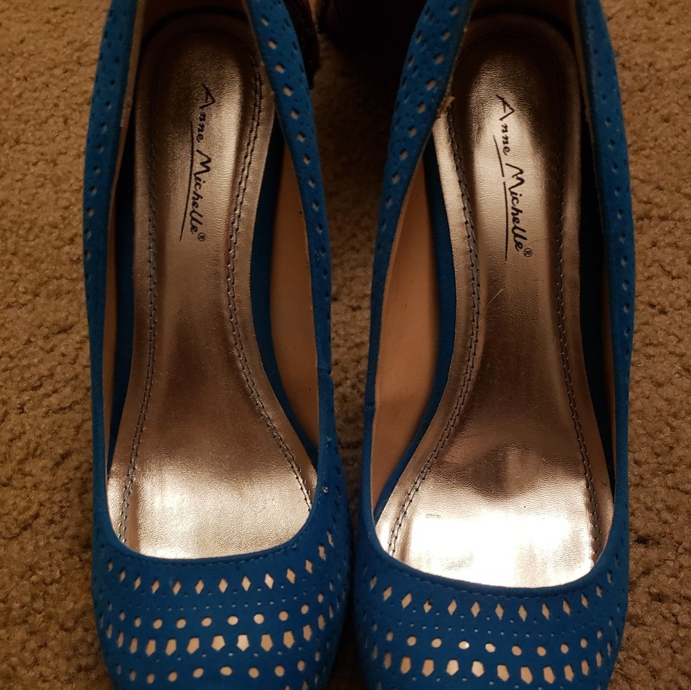 Heels - Picture 2 of 3